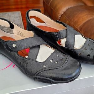 Ros Hommerson Women's 'Carrie' Nubuck Casual @  Shoe, Narrow (size 7) Black